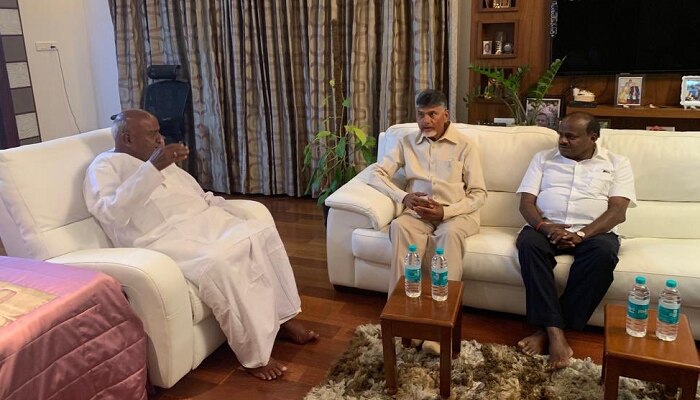 ಮಾಜಿ ಪ್ರಧಾನಿ ದೇವೇಗೌಡ, ಸಿಎಂ ಹೆಚ್ಡಿಕೆ ಭೇಟಿ ಮಾಡಿದ ಚಂದ್ರಬಾಬು ನಾಯ್ಡು ಮಾಜಿ ಪ್ರಧಾನಿ ದೇವೇಗೌಡ, ಸಿಎಂ ಹೆಚ್ಡಿಕೆ ಭೇಟಿ ಮಾಡಿದ ಚಂದ್ರಬಾಬು ನಾಯ್ಡು