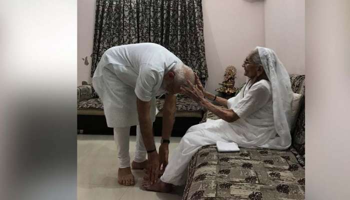 ಚುನಾವಣೆಯಲ್ಲಿ ಭರ್ಜರಿ ಗೆಲುವಿನ ಬಳಿಕ ತಾಯಿಯಿಂದ ಆಶೀರ್ವಾದ ಪಡೆದ ಪ್ರಧಾನಿ ಮೋದಿ ಚುನಾವಣೆಯಲ್ಲಿ ಭರ್ಜರಿ ಗೆಲುವಿನ ಬಳಿಕ ತಾಯಿಯಿಂದ ಆಶೀರ್ವಾದ ಪಡೆದ ಪ್ರಧಾನಿ ಮೋದಿ