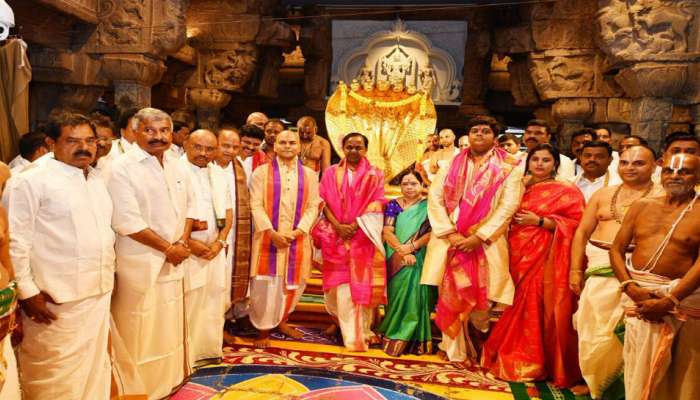ತಿರುಮಲದಲ್ಲಿ ಬಾಲಾಜಿಗೆ ಪೂಜೆ ಸಲ್ಲಿಸಿದ ಕೆಸಿಆರ್ ತಿರುಮಲದಲ್ಲಿ ಬಾಲಾಜಿಗೆ ಪೂಜೆ ಸಲ್ಲಿಸಿದ ಕೆಸಿಆರ್