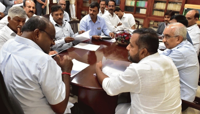 ದಕ್ಷಿಣ ಕನ್ನಡ ಕುಡಿಯುವ ನೀರಿನ ಸಮಸ್ಯೆ ಬಗ್ಗೆ ಅಧಿಕಾರಿಗಳೊಂದಿಗೆ ಮುಖ್ಯಮಂತ್ರಿ ಚರ್ಚೆ ದಕ್ಷಿಣ ಕನ್ನಡ ಕುಡಿಯುವ ನೀರಿನ ಸಮಸ್ಯೆ ಬಗ್ಗೆ ಅಧಿಕಾರಿಗಳೊಂದಿಗೆ ಮುಖ್ಯಮಂತ್ರಿ ಚರ್ಚೆ