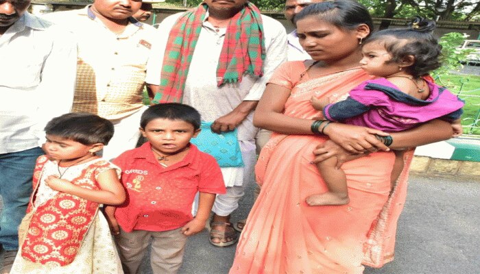ಕೂಲಿಕಾರನ ಕಿವುಡು ಮಕ್ಕಳ ಚಿಕಿತ್ಸೆಗೆ ಹೆಚ್ಡಿಕೆ ನೆರವು ಕೂಲಿಕಾರನ ಕಿವುಡು ಮಕ್ಕಳ ಚಿಕಿತ್ಸೆಗೆ ಹೆಚ್ಡಿಕೆ ನೆರವು