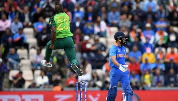 ICC Cricket World Cup 2019 : ವಿರಾಟ್ ಕೊಹ್ಲಿ ವಿಕೆಟ್ ಪತನ, ಇಕ್ಕಟ್ಟಿಗೆ ಸಿಲುಕಿದ ಭಾರತ ICC Cricket World Cup 2019 : ವಿರಾಟ್ ಕೊಹ್ಲಿ ವಿಕೆಟ್ ಪತನ, ಇಕ್ಕಟ್ಟಿಗೆ ಸಿಲುಕಿದ ಭಾರತ