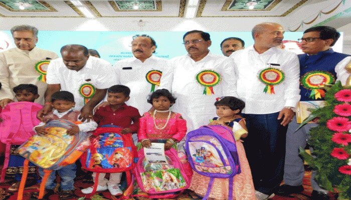 ಸರಕಾರಿ ಶಾಲೆಯಲ್ಲಿ ಆಂಗ್ಲ ಮಾಧ್ಯಮಕ್ಕೆ ಚಾಲನೆ ಸರಕಾರಿ ಶಾಲೆಯಲ್ಲಿ ಆಂಗ್ಲ ಮಾಧ್ಯಮಕ್ಕೆ ಚಾಲನೆ
