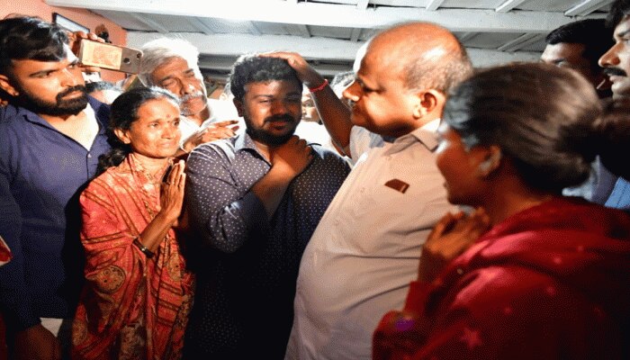 ಆತ್ಮಹತ್ಯೆಗೆ ಶರಣಾಗಿದ್ದ ರೈತನ ಮನೆಗೆ ಸಿಎಂ ಭೇಟಿ : 5 ಲಕ್ಷ ರೂ. ಪರಿಹಾರ ವಿತರಣೆ ಆತ್ಮಹತ್ಯೆಗೆ ಶರಣಾಗಿದ್ದ ರೈತನ ಮನೆಗೆ ಸಿಎಂ ಭೇಟಿ : 5 ಲಕ್ಷ ರೂ. ಪರಿಹಾರ ವಿತರಣೆ