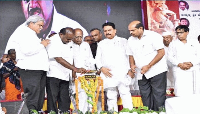 ಯಾದಗಿರಿ ಜಿಲ್ಲೆಗೆ ಕುಡಿಯುವ ನೀರು ಪೂರೈಕೆಗೆ ಜಲಧಾರೆ ಯೋಜನೆಯಡಿ 1 ಸಾವಿರ ಕೋಟಿ ರೂ.- ಸಿಎಂ ಭರವಸೆ ಯಾದಗಿರಿ ಜಿಲ್ಲೆಗೆ ಕುಡಿಯುವ ನೀರು ಪೂರೈಕೆಗೆ ಜಲಧಾರೆ ಯೋಜನೆಯಡಿ 1 ಸಾವಿರ ಕೋಟಿ ರೂ.- ಸಿಎಂ ಭರವಸೆ