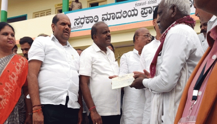 ಕೈಕಾಲು ಕಳೆದುಕೊಂಡ ಪದವೀಧರನಿಗೆ 5 ಲಕ್ಷ ರೂ.ಪರಿಹಾರ ಚೆಕ್ ವಿತರಿಸಿದ ಸಿಎಂ ಕೈಕಾಲು ಕಳೆದುಕೊಂಡ ಪದವೀಧರನಿಗೆ 5 ಲಕ್ಷ ರೂ.ಪರಿಹಾರ ಚೆಕ್ ವಿತರಿಸಿದ ಸಿಎಂ