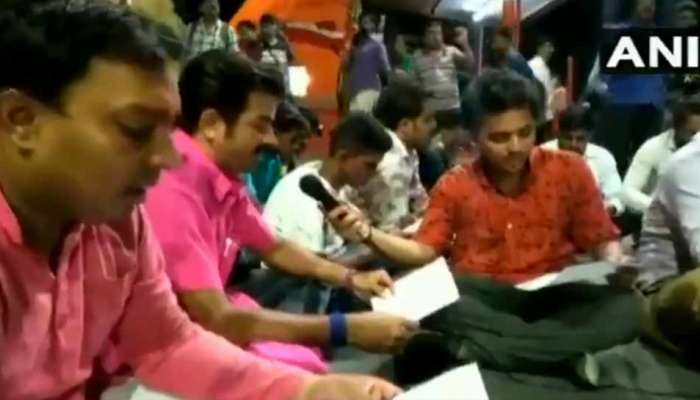 VIDEO: ನಮಾಜ್ ವೇಳೆ ಸಂಚಾರ ನಿಷೇಧ ಖಂಡಿಸಿ ನಡುರಸ್ತೆಯಲ್ಲಿ ಹನುಮಾನ್ಚಾಲೀಸಾ ಪಠಿಸಿದ ಬಿಜೆಪಿ VIDEO: ನಮಾಜ್ ವೇಳೆ ಸಂಚಾರ ನಿಷೇಧ ಖಂಡಿಸಿ ನಡುರಸ್ತೆಯಲ್ಲಿ ಹನುಮಾನ್ಚಾಲೀಸಾ ಪಠಿಸಿದ ಬಿಜೆಪಿ