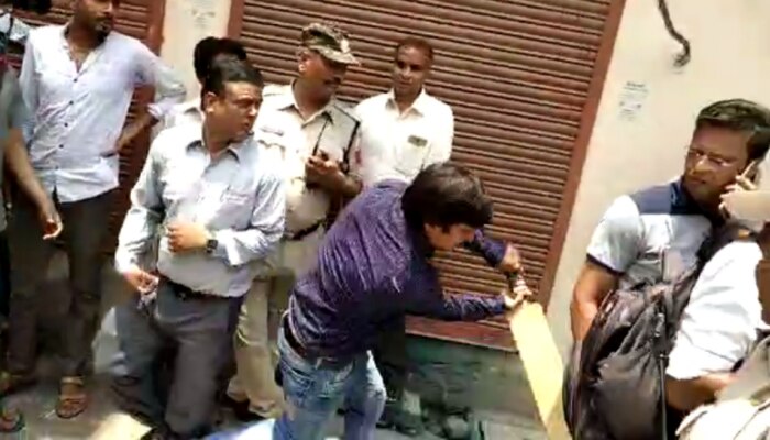 Watch: ಮುನ್ಸಿಪಲ್ ಕಾರ್ಪೊರೇಷನ್ ಅಧಿಕಾರಿಗೆ ಕ್ರಿಕೆಟ್ ಬ್ಯಾಟ್ನಿಂದ ಥಳಿಸಿದ ಬಿಜೆಪಿ ಶಾಸಕ, ವೈರಲ್ ಆಯ್ತು ವೀಡಿಯೋ! Watch: ಮುನ್ಸಿಪಲ್ ಕಾರ್ಪೊರೇಷನ್ ಅಧಿಕಾರಿಗೆ ಕ್ರಿಕೆಟ್ ಬ್ಯಾಟ್ನಿಂದ ಥಳಿಸಿದ ಬಿಜೆಪಿ ಶಾಸಕ, ವೈರಲ್ ಆಯ್ತು ವೀಡಿಯೋ!
