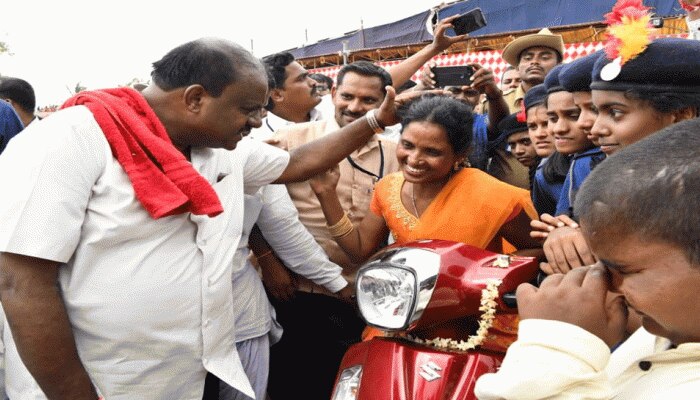 ರಾಯಚೂರು ಜಿಲ್ಲೆಯ ಕರೆಗುಡ್ಡೆ ಗ್ರಾಮದಲ್ಲಿ ವಿಕಲಚೇತನರಿಗೆ ವಾಹನ ವಿತರಿಸಿದ ಸಿಎಂ ರಾಯಚೂರು ಜಿಲ್ಲೆಯ ಕರೆಗುಡ್ಡೆ ಗ್ರಾಮದಲ್ಲಿ ವಿಕಲಚೇತನರಿಗೆ ವಾಹನ ವಿತರಿಸಿದ ಸಿಎಂ