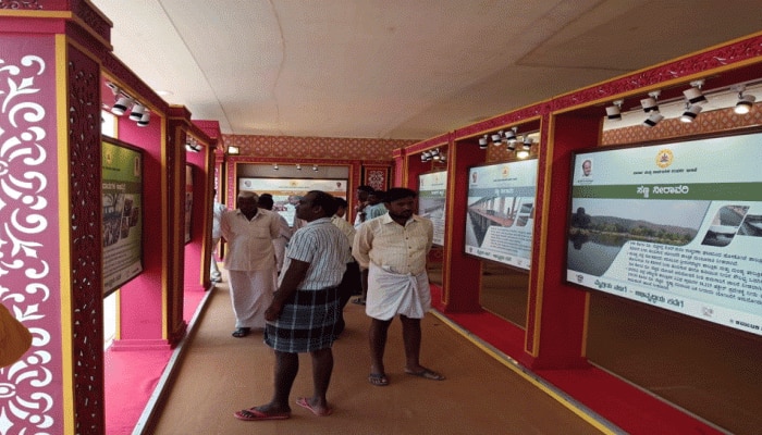 ಕರೇಗುಡ್ಡ ಗ್ರಾಮದಲ್ಲಿ ಜನಾಕರ್ಷಣೆಯ ಕೇಂದ್ರವಾದ ವಾರ್ತಾ ಇಲಾಖೆ ಮಳಿಗೆ! ಕರೇಗುಡ್ಡ ಗ್ರಾಮದಲ್ಲಿ ಜನಾಕರ್ಷಣೆಯ ಕೇಂದ್ರವಾದ ವಾರ್ತಾ ಇಲಾಖೆ ಮಳಿಗೆ!