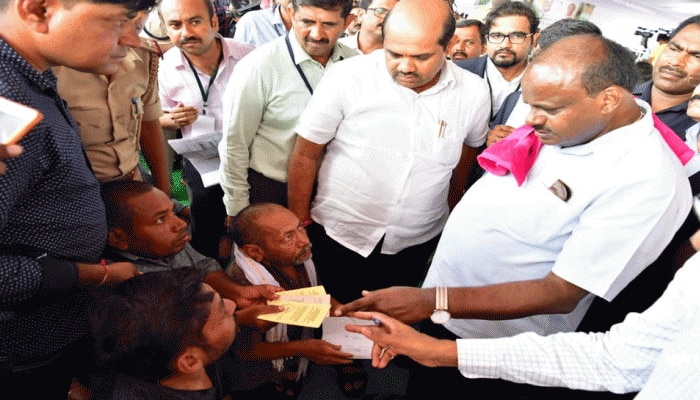 ವಿಕಲಚೇತನರ ಅಹವಾಲಿಗೆ ಸ್ಥಳದಲ್ಲೇ ಪರಿಹಾರ ನೀಡಿದ ಮುಖ್ಯಮಂತ್ರಿ ಕುಮಾರಸ್ವಾಮಿ ವಿಕಲಚೇತನರ ಅಹವಾಲಿಗೆ ಸ್ಥಳದಲ್ಲೇ ಪರಿಹಾರ ನೀಡಿದ ಮುಖ್ಯಮಂತ್ರಿ ಕುಮಾರಸ್ವಾಮಿ