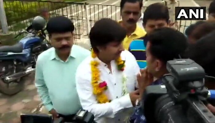 ಕ್ರಿಕೆಟ್ ಬ್ಯಾಟ್ನಿಂದ ಹಲ್ಲೆ ಪ್ರಕರಣ: ಬಿಜೆಪಿ ಶಾಸಕ ಆಕಾಶ್ ವಿಜಯವರ್ಗಿಯ ಜೈಲಿನಿಂದ ಬಿಡುಗಡೆ ಕ್ರಿಕೆಟ್ ಬ್ಯಾಟ್ನಿಂದ ಹಲ್ಲೆ ಪ್ರಕರಣ: ಬಿಜೆಪಿ ಶಾಸಕ ಆಕಾಶ್ ವಿಜಯವರ್ಗಿಯ ಜೈಲಿನಿಂದ ಬಿಡುಗಡೆ