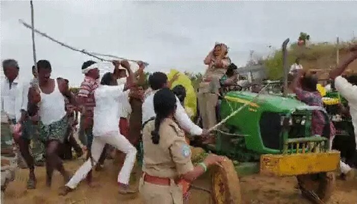 Video: ಸಸಿ ನೆಡಲು ಹೋದ ಅರಣ್ಯಾಧಿಕಾರಿಣಿ ಮೇಲೆ ಟಿಆರ್ಎಸ್ ಶಾಸಕನ ಸಹೋದರನಿಂದ ಹಲ್ಲೆ Video: ಸಸಿ ನೆಡಲು ಹೋದ ಅರಣ್ಯಾಧಿಕಾರಿಣಿ ಮೇಲೆ ಟಿಆರ್ಎಸ್ ಶಾಸಕನ ಸಹೋದರನಿಂದ ಹಲ್ಲೆ