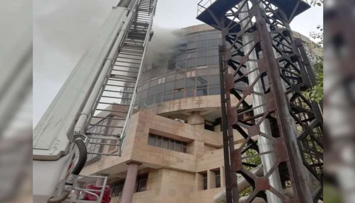 ದೆಹಲಿ: ಆರೋಗ್ಯ ಸೇವೆ ಕಚೇರಿ ಕಟ್ಟಡದಲ್ಲಿ ಬೆಂಕಿ ಅನಾಹುತ ದೆಹಲಿ: ಆರೋಗ್ಯ ಸೇವೆ ಕಚೇರಿ ಕಟ್ಟಡದಲ್ಲಿ ಬೆಂಕಿ ಅನಾಹುತ