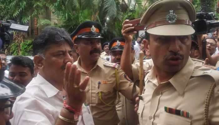 ಮುಂಬೈ: ಹೋಟೆಲ್ ಹೊರಗೆ ಡಿಕೆಶಿ ತಡೆಹಿಡಿದ ಪೊಲೀಸರು ಮುಂಬೈ: ಹೋಟೆಲ್ ಹೊರಗೆ ಡಿಕೆಶಿ ತಡೆಹಿಡಿದ ಪೊಲೀಸರು