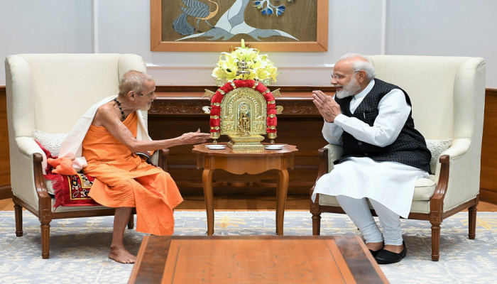 ಗುರುಪೂರ್ಣಿಮೆ: ಉಡುಪಿಯ ವಿಶ್ವೇಶತೀರ್ಥ ಸ್ವಾಮೀಜಿ ಭೇಟಿ ಮಾಡಿದ ಪ್ರಧಾನಿ ಮೋದಿ