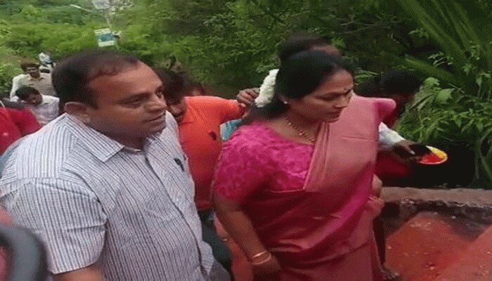ಯಡಿಯೂರಪ್ಪ ಸಿಎಂ ಆಗಲಿ ಎಂದು ಬರಿಗಾಲಲ್ಲಿ ಮೆಟ್ಟಿಲೇರಿ ಚಾಮುಂಡೇಶ್ವರಿಗೆ ಪೂಜೆ ಸಲ್ಲಿಸಿದ ಶೋಭಾ ಕರಂದ್ಲಾಜೆ! ಯಡಿಯೂರಪ್ಪ ಸಿಎಂ ಆಗಲಿ ಎಂದು ಬರಿಗಾಲಲ್ಲಿ ಮೆಟ್ಟಿಲೇರಿ ಚಾಮುಂಡೇಶ್ವರಿಗೆ ಪೂಜೆ ಸಲ್ಲಿಸಿದ ಶೋಭಾ ಕರಂದ್ಲಾಜೆ!