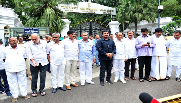 ಮುಂಬೈನಲ್ಲಿ ಅತೃಪ್ತ ಶಾಸಕರು ತಂಗಿರುವ ಹೋಟೆಲ್ ಮುಂದೆ ಕೈ ಕಾರ್ಯಕರ್ತರ ಪ್ರತಿಭಟನೆ ಮುಂಬೈನಲ್ಲಿ ಅತೃಪ್ತ ಶಾಸಕರು ತಂಗಿರುವ ಹೋಟೆಲ್ ಮುಂದೆ ಕೈ ಕಾರ್ಯಕರ್ತರ ಪ್ರತಿಭಟನೆ