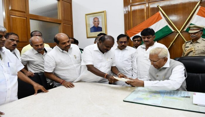 ಮುಖ್ಯಮಂತ್ರಿ ಸ್ಥಾನಕ್ಕೆ ಹೆಚ್.ಡಿ.ಕುಮಾರಸ್ವಾಮಿ ರಾಜೀನಾಮೆ; ರಾಜ್ಯಪಾಲರಿಂದ ಅಂಗೀಕಾರ ಮುಖ್ಯಮಂತ್ರಿ ಸ್ಥಾನಕ್ಕೆ ಹೆಚ್.ಡಿ.ಕುಮಾರಸ್ವಾಮಿ ರಾಜೀನಾಮೆ; ರಾಜ್ಯಪಾಲರಿಂದ ಅಂಗೀಕಾರ