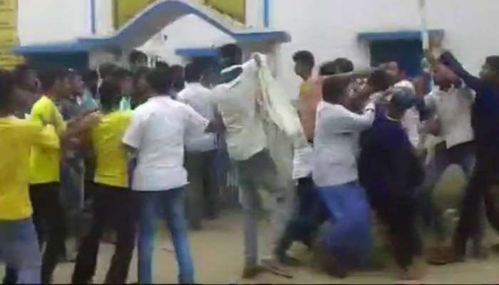 'ಮಮತಾ ಬ್ಯಾನರ್ಜಿ ಜಿಂದಾಬಾದ್' ಎನ್ನದ ವಿದ್ಯಾರ್ಥಿಗಳ ಮೇಲೆ ಟಿಎಂಸಿ ಕಾರ್ಯಕರ್ತರಿಂದ ಹಲ್ಲೆ 'ಮಮತಾ ಬ್ಯಾನರ್ಜಿ ಜಿಂದಾಬಾದ್' ಎನ್ನದ ವಿದ್ಯಾರ್ಥಿಗಳ ಮೇಲೆ ಟಿಎಂಸಿ ಕಾರ್ಯಕರ್ತರಿಂದ ಹಲ್ಲೆ