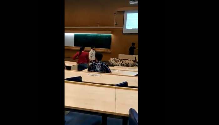 Viral Video: ಬಾಂಬೆ ಐಐಟಿ ಕಾಲೇಜಿನ ಕ್ಲಾಸ್ ರೂಂಗೆ ಹಸು ಎಂಟ್ರಿ! ಮುಂದೆ... Viral Video: ಬಾಂಬೆ ಐಐಟಿ ಕಾಲೇಜಿನ ಕ್ಲಾಸ್ ರೂಂಗೆ ಹಸು ಎಂಟ್ರಿ! ಮುಂದೆ...