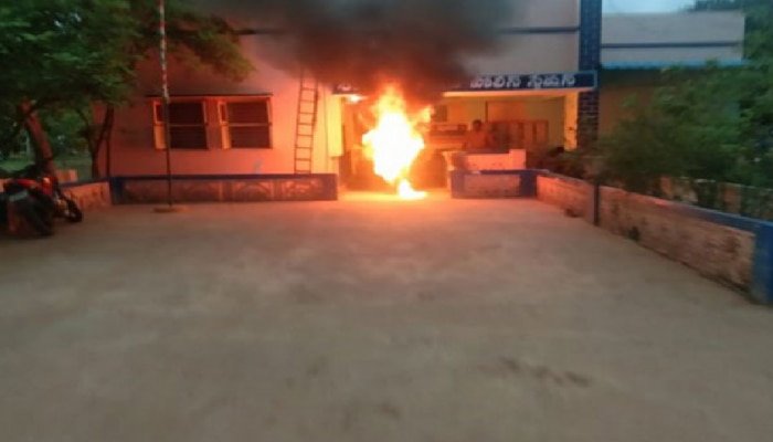 ಆಸ್ತಿ ವಿವಾದ: ಪೊಲೀಸ್ ಠಾಣೆಯಲ್ಲೇ ಬೆಂಕಿ ಹಚ್ಚಿಕೊಂಡು ಆತ್ಮಹತ್ಯೆಗೆ ವ್ಯಕ್ತಿ ಯತ್ನ! ಆಸ್ತಿ ವಿವಾದ: ಪೊಲೀಸ್ ಠಾಣೆಯಲ್ಲೇ ಬೆಂಕಿ ಹಚ್ಚಿಕೊಂಡು ಆತ್ಮಹತ್ಯೆಗೆ ವ್ಯಕ್ತಿ ಯತ್ನ!