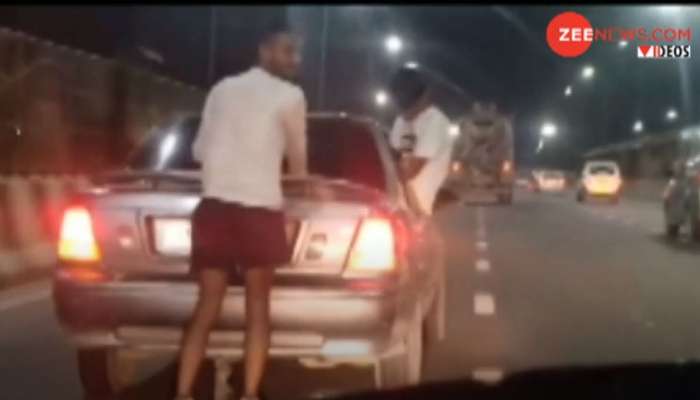VIDEO: ಹೈವೇನಲ್ಲಿ ಯುವಕನಿಂದ ಅಪಾಯಕಾರಿ ಸ್ಟಂಟ್! ವೈರಲ್ ಆಯ್ತು ವೀಡಿಯೋ title=