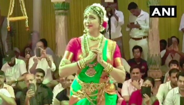 VIDEO: ಹರಿಯಾಲಿ ತೀಜ್ ಸಂಭ್ರಮದಲ್ಲಿ ಶಾಸ್ತ್ರೀಯ ನೃತ್ಯ ಪ್ರದರ್ಶನ ನೀಡಿದ ಸಂಸದೆ ಹೇಮಮಾಲಿನಿ! VIDEO: ಹರಿಯಾಲಿ ತೀಜ್ ಸಂಭ್ರಮದಲ್ಲಿ ಶಾಸ್ತ್ರೀಯ ನೃತ್ಯ ಪ್ರದರ್ಶನ ನೀಡಿದ ಸಂಸದೆ ಹೇಮಮಾಲಿನಿ!