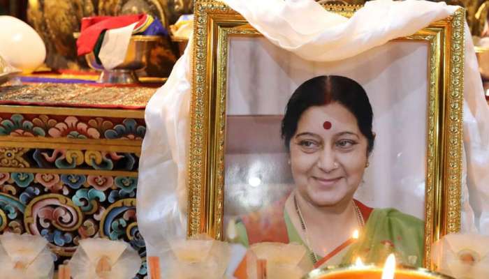 PICS: ಸುಷ್ಮಾ ಸ್ವರಾಜ್ ನೆನಪಿಗಾಗಿ 1 ಸಾವಿರ ತುಪ್ಪದ ದೀಪ ಬೆಳಗಿಸಿದ ಭೂತಾನ್ ರಾಜ ಜಿಗ್ಮೆ ಖೇಸರ್ PICS: ಸುಷ್ಮಾ ಸ್ವರಾಜ್ ನೆನಪಿಗಾಗಿ 1 ಸಾವಿರ ತುಪ್ಪದ ದೀಪ ಬೆಳಗಿಸಿದ ಭೂತಾನ್ ರಾಜ ಜಿಗ್ಮೆ ಖೇಸರ್