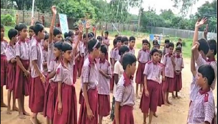ತೆಲಂಗಾಣ ಶಾಲೆಯಲ್ಲಿ ನೀರು ಉಳಿಸಲು 180 ಬಾಲಕಿಯರ ಕೂದಲಿಗೆ ಕತ್ತರಿ..! ತೆಲಂಗಾಣ ಶಾಲೆಯಲ್ಲಿ ನೀರು ಉಳಿಸಲು 180 ಬಾಲಕಿಯರ ಕೂದಲಿಗೆ ಕತ್ತರಿ..!