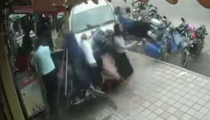 Horror Video: ಹಠಾತ್ತನೆ ಪಾದಚಾರಿ ಮಾರ್ಗಕ್ಕೆ ನುಗ್ಗಿದ ಕಾರು! ಮುಂದೆ... Horror Video: ಹಠಾತ್ತನೆ ಪಾದಚಾರಿ ಮಾರ್ಗಕ್ಕೆ ನುಗ್ಗಿದ ಕಾರು! ಮುಂದೆ...