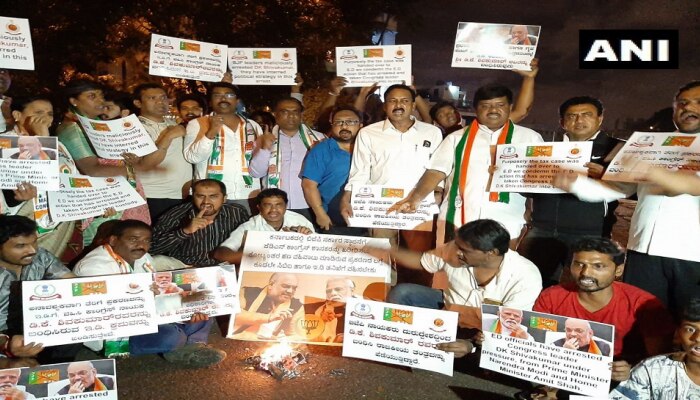 ಡಿಕೆಶಿ ಬಂಧನ: ಬೆಂಗಳೂರಿನಲ್ಲಿ ಕಾಂಗ್ರೆಸ್ ಕಾರ್ಯಕರ್ತರಿಂದ ತೀವ್ರ ಪ್ರತಿಭಟನೆ ಡಿಕೆಶಿ ಬಂಧನ: ಬೆಂಗಳೂರಿನಲ್ಲಿ ಕಾಂಗ್ರೆಸ್ ಕಾರ್ಯಕರ್ತರಿಂದ ತೀವ್ರ ಪ್ರತಿಭಟನೆ