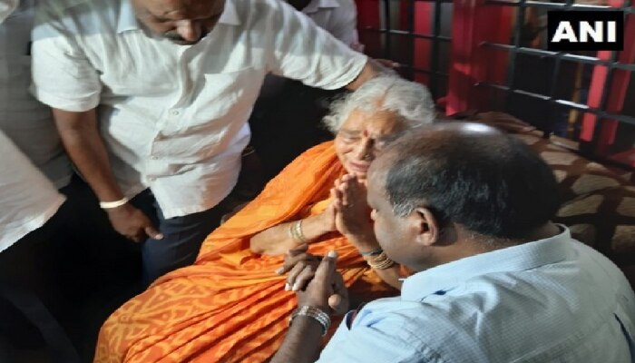 ಡಿಕೆಶಿ ತಾಯಿ ಭೇಟಿ ಮಾಡಿ ಧೈರ್ಯ ಹೇಳಿದ ಮಾಜಿ ಸಿಎಂ ಹೆಚ್ಡಿಕೆ ಡಿಕೆಶಿ ತಾಯಿ ಭೇಟಿ ಮಾಡಿ ಧೈರ್ಯ ಹೇಳಿದ ಮಾಜಿ ಸಿಎಂ ಹೆಚ್ಡಿಕೆ