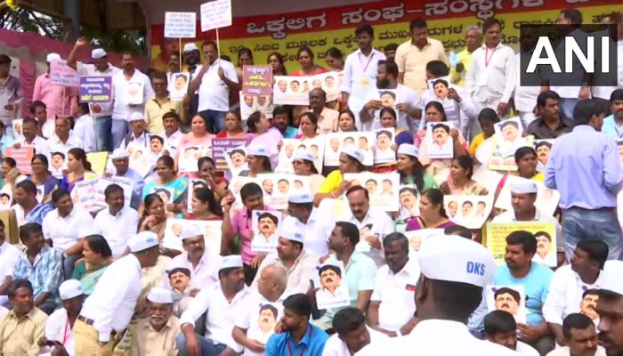 ಡಿಕೆಶಿ ಬಂಧನ ಖಂಡಿಸಿ ಬೆಂಗಳೂರಿನಲ್ಲಿ ಬೃಹತ್ ಪ್ರತಿಭಟನೆ; ಸಾವಿರಾರು ಮಂದಿ ಭಾಗಿ ಡಿಕೆಶಿ ಬಂಧನ ಖಂಡಿಸಿ ಬೆಂಗಳೂರಿನಲ್ಲಿ ಬೃಹತ್ ಪ್ರತಿಭಟನೆ; ಸಾವಿರಾರು ಮಂದಿ ಭಾಗಿ