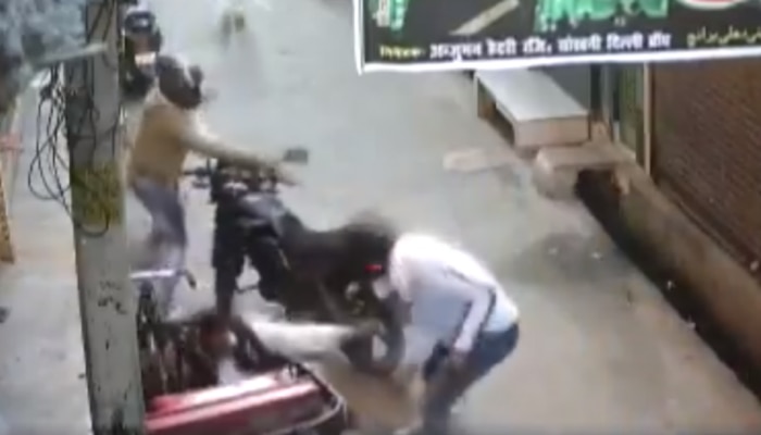 ಹಳೆಯ ದ್ವೇಷ ಹಿನ್ನೆಲೆ: ದೆಹಲಿಯ ಉಸ್ಮಾನ್ಪುರದಲ್ಲಿ ವ್ಯಕ್ತಿಗೆ ಶೂಟ್, ಸಿಸಿಟಿವಿಯಲ್ಲಿ ದೃಶ್ಯ ಸೆರೆ ಹಳೆಯ ದ್ವೇಷ ಹಿನ್ನೆಲೆ: ದೆಹಲಿಯ ಉಸ್ಮಾನ್ಪುರದಲ್ಲಿ ವ್ಯಕ್ತಿಗೆ ಶೂಟ್, ಸಿಸಿಟಿವಿಯಲ್ಲಿ ದೃಶ್ಯ ಸೆರೆ