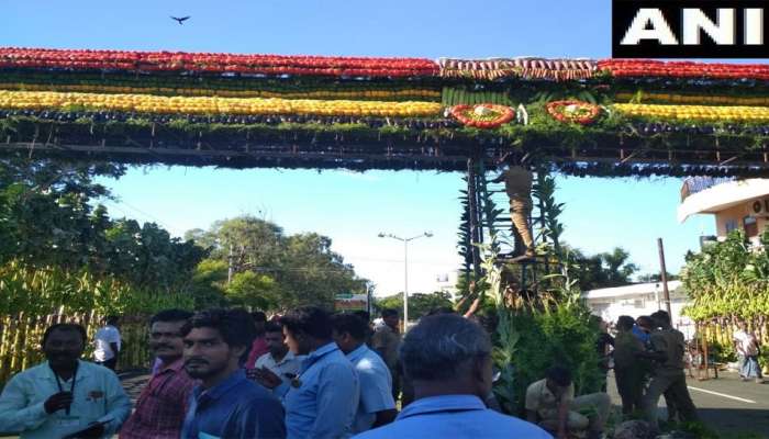 ಮಹಾಬಲಿಪುರಂ: ನರೇಂದ್ರ ಮೋದಿ-ಕ್ಸಿ ಜಿನ್ಪಿಂಗ್ ಸ್ವಾಗತಕ್ಕೆ ತರಕಾರಿ-ಹಣ್ಣುಗಳಿಂದ ಅಲಂಕೃತವಾದ ಕಮಾನು ಮಹಾಬಲಿಪುರಂ: ನರೇಂದ್ರ ಮೋದಿ-ಕ್ಸಿ ಜಿನ್ಪಿಂಗ್ ಸ್ವಾಗತಕ್ಕೆ ತರಕಾರಿ-ಹಣ್ಣುಗಳಿಂದ ಅಲಂಕೃತವಾದ ಕಮಾನು
