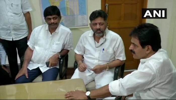 ಬಿಡುಗಡೆ ಬಳಿಕ ಕಾಂಗ್ರೆಸ್ ನಾಯಕ ಕೆ.ಸಿ.ವೇಣುಗೋಪಾಲ್ ಭೇಟಿ ಮಾಡಿದ ಡಿಕೆಶಿ ಬಿಡುಗಡೆ ಬಳಿಕ ಕಾಂಗ್ರೆಸ್ ನಾಯಕ ಕೆ.ಸಿ.ವೇಣುಗೋಪಾಲ್ ಭೇಟಿ ಮಾಡಿದ ಡಿಕೆಶಿ