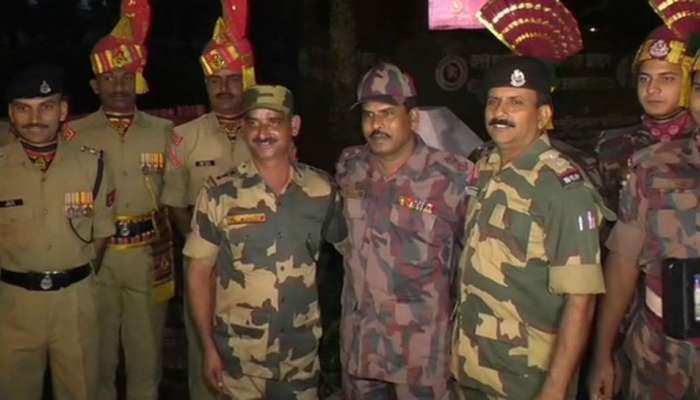 ಅಖೌರಾದಲ್ಲಿ ದೀಪಾವಳಿ ಸಿಹಿ ವಿನಿಮಯ ಮಾಡಿಕೊಂಡ ಭಾರತ-ಬಾಂಗ್ಲಾದೇಶ ಪಡೆಗಳು ಅಖೌರಾದಲ್ಲಿ ದೀಪಾವಳಿ ಸಿಹಿ ವಿನಿಮಯ ಮಾಡಿಕೊಂಡ ಭಾರತ-ಬಾಂಗ್ಲಾದೇಶ ಪಡೆಗಳು