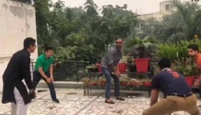 Video: ಭಾಯ್ ದೂಜ್ ಪ್ರಯುಕ್ತ ಮೇಲ್ಚಾವಣಿ ಕ್ರಿಕೆಟ್ ಆಡಿದ ಶಿಖರ್ ಧವನ್...! Video: ಭಾಯ್ ದೂಜ್ ಪ್ರಯುಕ್ತ ಮೇಲ್ಚಾವಣಿ ಕ್ರಿಕೆಟ್ ಆಡಿದ ಶಿಖರ್ ಧವನ್...!