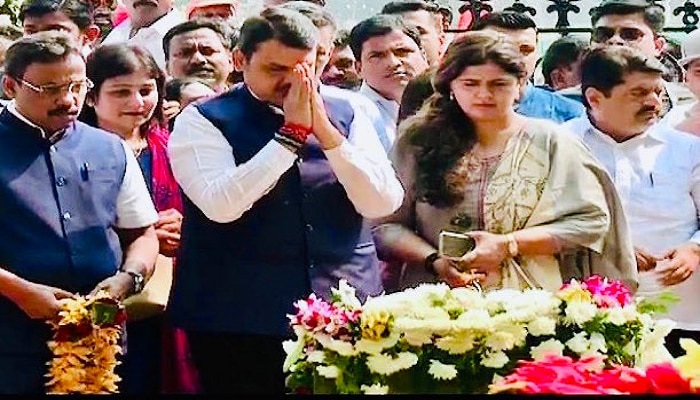 ಶಿವಸೇನಾ ಜೊತೆಗಿನ ಸಮರದ ನಡುವೆ ಬಾಳ್ ಠಾಕ್ರೆ ಸ್ಮಾರಕಕ್ಕೆ ಫಡ್ನವೀಸ್ ಭೇಟಿ ಶಿವಸೇನಾ ಜೊತೆಗಿನ ಸಮರದ ನಡುವೆ ಬಾಳ್ ಠಾಕ್ರೆ ಸ್ಮಾರಕಕ್ಕೆ ಫಡ್ನವೀಸ್ ಭೇಟಿ