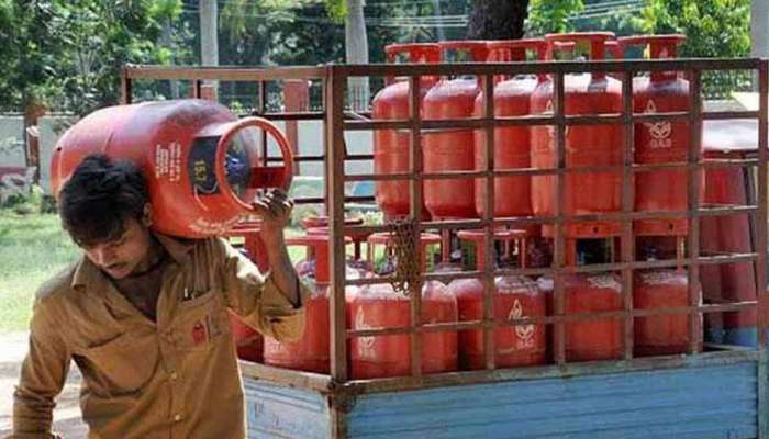 ಗ್ರಾಹಕರಿಗೆ ಈರುಳ್ಳಿ ಮೇಲೆ LPG ಬರೆ; ಅಡುಗೆ ಅನಿಲ 13.20 ರೂ. ಹೆಚ್ಚಳ ಗ್ರಾಹಕರಿಗೆ ಈರುಳ್ಳಿ ಮೇಲೆ LPG ಬರೆ; ಅಡುಗೆ ಅನಿಲ 13.20 ರೂ. ಹೆಚ್ಚಳ