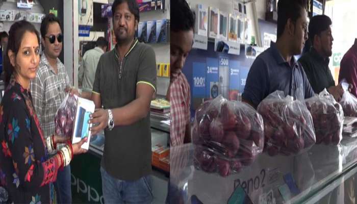 ಈ ಅಂಗಡಿಯಲ್ಲಿ ಮೊಬೈಲ್ ಖರೀದಿಸುವವರಿಗೆ 2Kg ಈರುಳ್ಳಿ ಉಚಿತ! ಈ ಅಂಗಡಿಯಲ್ಲಿ ಮೊಬೈಲ್ ಖರೀದಿಸುವವರಿಗೆ 2Kg ಈರುಳ್ಳಿ ಉಚಿತ!