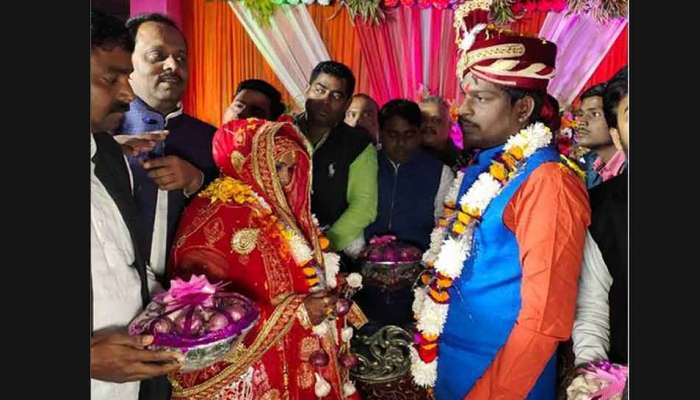 ಮದುವೆಯಲ್ಲಿ ಈರುಳ್ಳಿ ಹಾರ ಬದಲಾಯಿಸಿಕೊಂಡ ವಧು-ವರ! ಮದುವೆಯಲ್ಲಿ ಈರುಳ್ಳಿ ಹಾರ ಬದಲಾಯಿಸಿಕೊಂಡ ವಧು-ವರ!