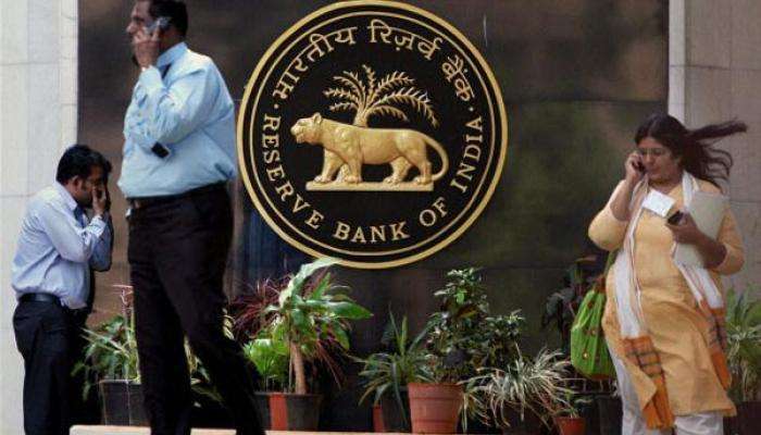 27 ವರ್ಷಗಳ ಹಳೆ ನಿಯಮ ಬದಲಾಯಿಸಿದ RBI, ಬ್ಯಾಂಕ್ ಖಾತೆದಾರರಿಗೆ ಸಂತಸದ ಸುದ್ದಿ 27 ವರ್ಷಗಳ ಹಳೆ ನಿಯಮ ಬದಲಾಯಿಸಿದ RBI, ಬ್ಯಾಂಕ್ ಖಾತೆದಾರರಿಗೆ ಸಂತಸದ ಸುದ್ದಿ