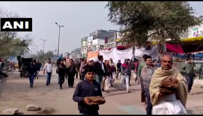WATCH: ಶವ ಸಂಸ್ಕಾರದ ಮೆರವಣಿಗೆಗೆ ದಾರಿ ಮಾಡಿಕೊಟ್ಟ ಶಾಹೀನ್ ಬಾಗ್ ಹೋರಾಟಗಾರರು WATCH: ಶವ ಸಂಸ್ಕಾರದ ಮೆರವಣಿಗೆಗೆ ದಾರಿ ಮಾಡಿಕೊಟ್ಟ ಶಾಹೀನ್ ಬಾಗ್ ಹೋರಾಟಗಾರರು