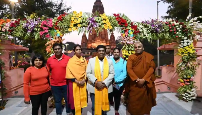 'ಹೆಚ್ಚುವರಿ ಬ್ಯಾಗೇಜ್ ಗೆ ಹಣ ಪಾವತಿಸಿ' : ಮಾರಿಷಸ್ ಅಧ್ಯಕ್ಷರ ತಡೆದ ವಾರಣಾಸಿ ಏರ್ ಪೋರ್ಟ್ ಸಿಬ್ಬಂಧಿ..! 'ಹೆಚ್ಚುವರಿ ಬ್ಯಾಗೇಜ್ ಗೆ ಹಣ ಪಾವತಿಸಿ' : ಮಾರಿಷಸ್ ಅಧ್ಯಕ್ಷರ ತಡೆದ ವಾರಣಾಸಿ ಏರ್ ಪೋರ್ಟ್ ಸಿಬ್ಬಂಧಿ..!