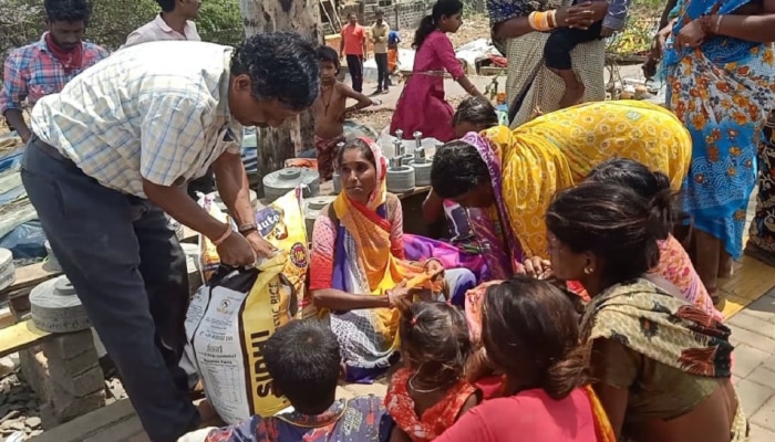 ಕೊರೋನಾ ಹಿನ್ನಲೆಯಲ್ಲಿ ಲಾಕ್ ಡೌನ್ : ತುತ್ತು ಕೂಳಿಗಾಗಿ ಪರದಾಡಿದ 20 ಕುಟುಂಬ..! ಕೊರೋನಾ ಹಿನ್ನಲೆಯಲ್ಲಿ ಲಾಕ್ ಡೌನ್ : ತುತ್ತು ಕೂಳಿಗಾಗಿ ಪರದಾಡಿದ 20 ಕುಟುಂಬ..!