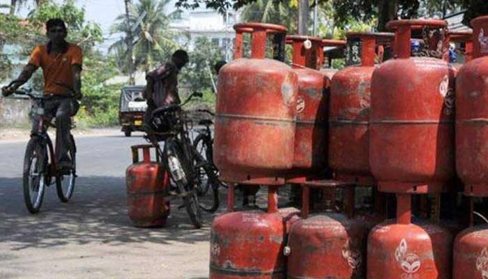 Coronavirus ಭೀತಿ ನಡುವೆ ಗುಡ್ ನ್ಯೂಸ್: LPG ಸಿಲಿಂಡರ್ ಬೆಲೆ ಇಳಿಕೆ Coronavirus ಭೀತಿ ನಡುವೆ ಗುಡ್ ನ್ಯೂಸ್: LPG ಸಿಲಿಂಡರ್ ಬೆಲೆ ಇಳಿಕೆ