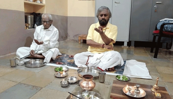 ಕೊರೋನಾ ಮಹಾಮಾರಿ ಹೋಗಲಾಡಿಸಲು ಇಷ್ಟಲಿಂಗ ಪೂಜೆಗೆ ಮೊರೆಹೋದ ಜನಪ್ರತಿನಿಧಿಗಳು ಕೊರೋನಾ ಮಹಾಮಾರಿ ಹೋಗಲಾಡಿಸಲು ಇಷ್ಟಲಿಂಗ ಪೂಜೆಗೆ ಮೊರೆಹೋದ ಜನಪ್ರತಿನಿಧಿಗಳು