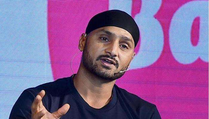 ಎಂ.ಎಸ್ ಧೋನಿ ಇನ್ನು ಮುಂದೆ ಭಾರತ ಪರ ಆಡಲು ಬಯಸುತ್ತಾರೆ ಎಂದೆನಿಸುವುದಿಲ್ಲ: ಹರ್ಭಜನ್ ಸಿಂಗ್ ಎಂ.ಎಸ್ ಧೋನಿ ಇನ್ನು ಮುಂದೆ ಭಾರತ ಪರ ಆಡಲು ಬಯಸುತ್ತಾರೆ ಎಂದೆನಿಸುವುದಿಲ್ಲ: ಹರ್ಭಜನ್ ಸಿಂಗ್